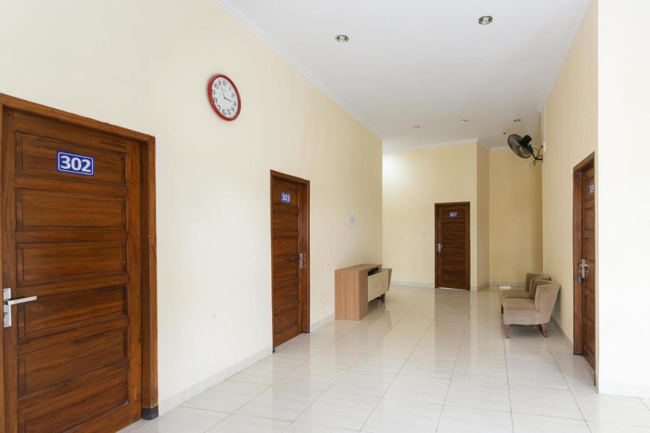 Reddoorz Syariah Near Purwosari Train Station Hotel Surakarta  Exterior photo